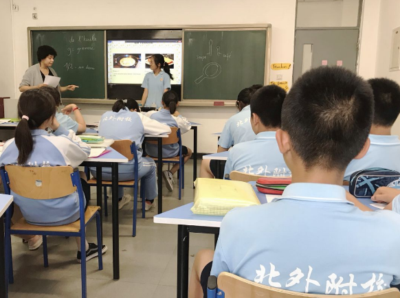 成都實(shí)外西區(qū)教師代表赴北外附屬外國語學(xué)校學(xué)習(xí)交流