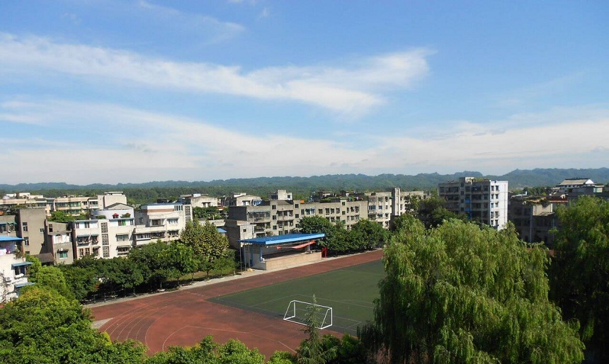 青神中學(xué)校園環(huán)境好不好？