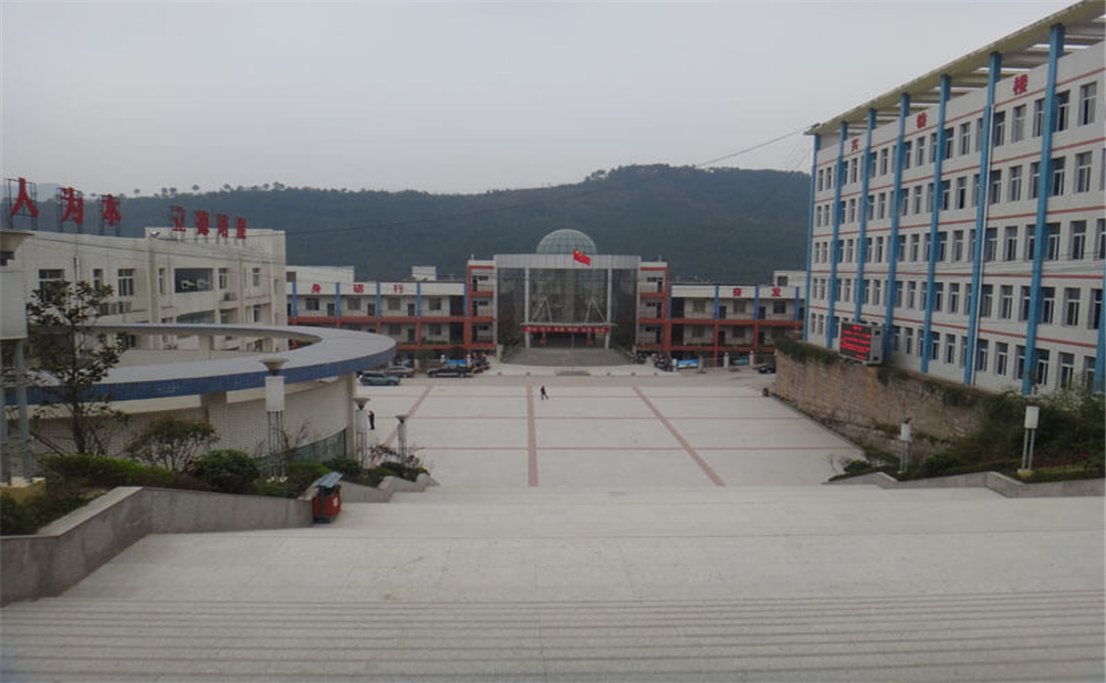 通江縣第二中學(xué)學(xué)校詳細地址在什么地方？