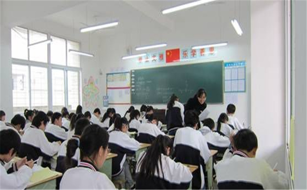 鼎山中學(xué)2020年學(xué)校學(xué)費(fèi)多少錢(qián)一年？
