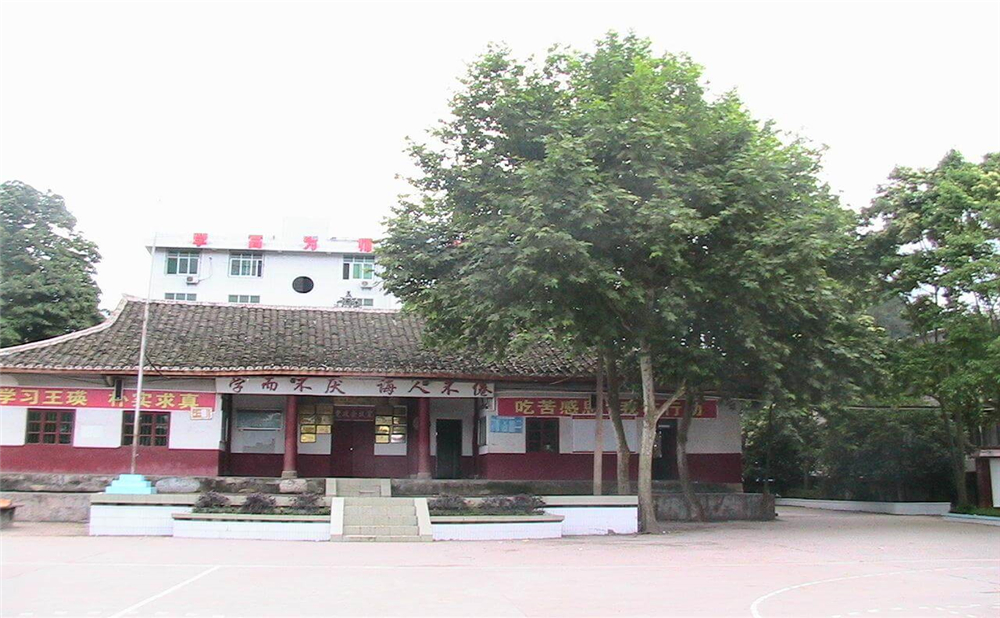 巴州區(qū)茶壩中學2020年學校學費多少錢一年？