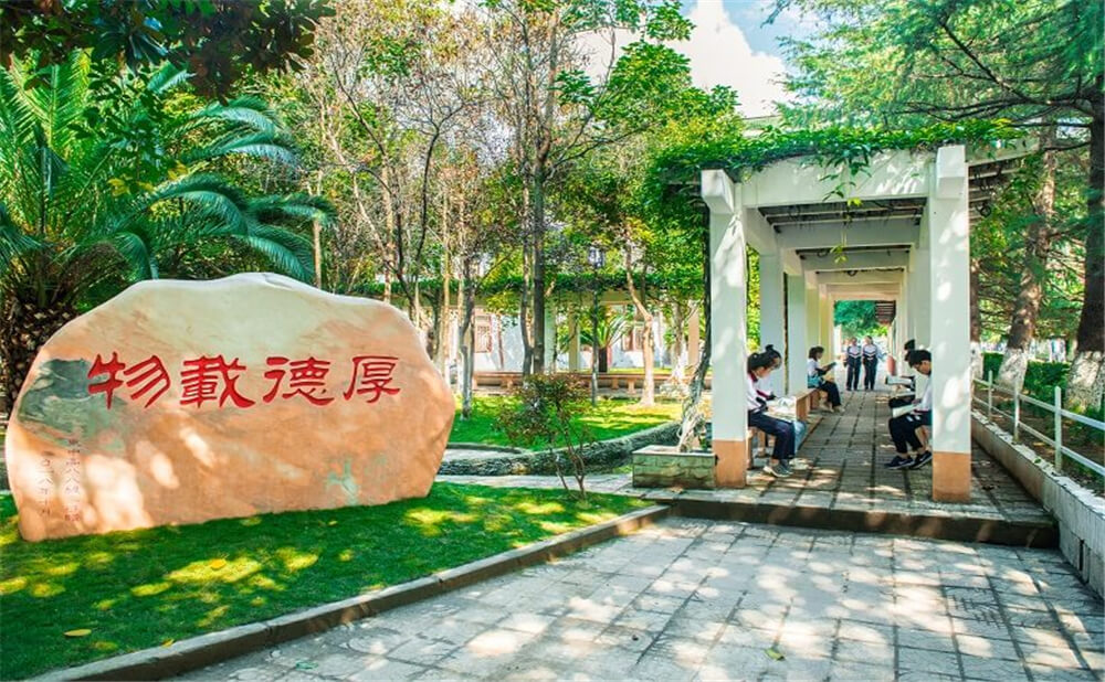 閬中東風(fēng)中學(xué)學(xué)校環(huán)境怎么樣？
