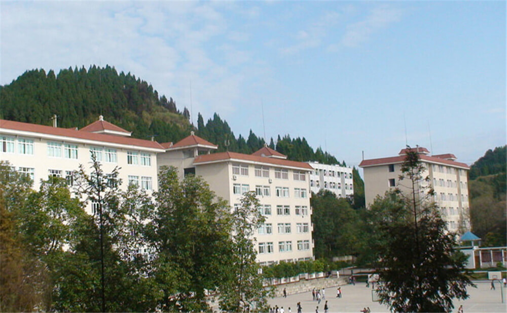 建興中學(xué)學(xué)校環(huán)境怎么樣？