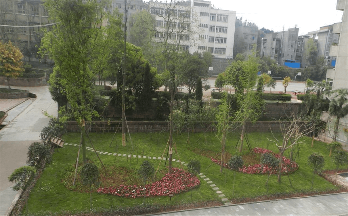 竹篙中學(xué)每年的學(xué)費是多少錢？