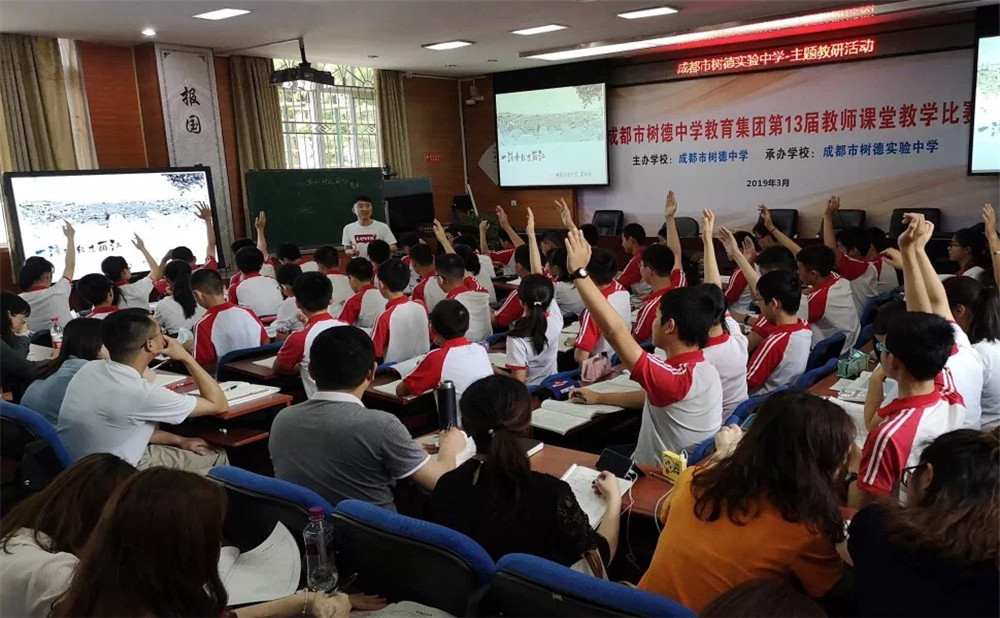 成都市泡桐樹中學(xué)每年學(xué)費(fèi)多少？