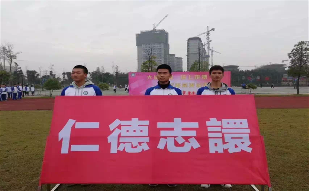 棠湖中學(xué)每年學(xué)費(fèi)是多少？