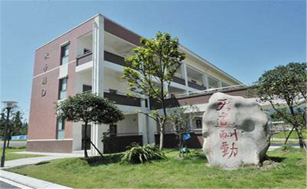 青城山高級中學(xué)去年的錄取分?jǐn)?shù)是多少？