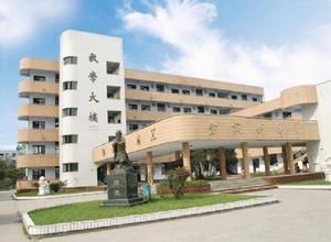 彭州中學(xué)一年的學(xué)費(fèi)是多少？