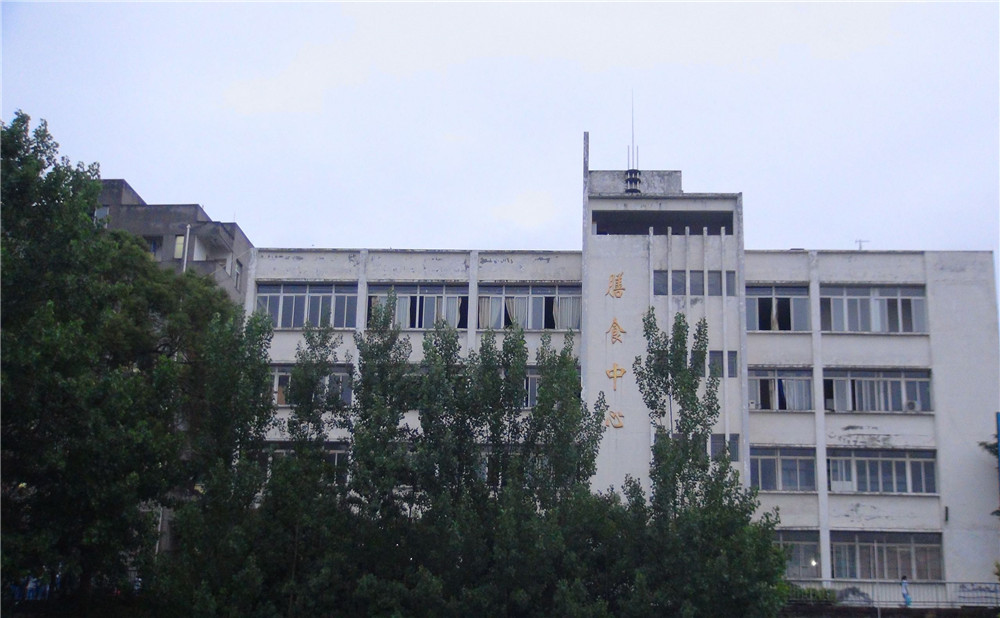 竹篙中學(xué)的學(xué)費(fèi)是多少？