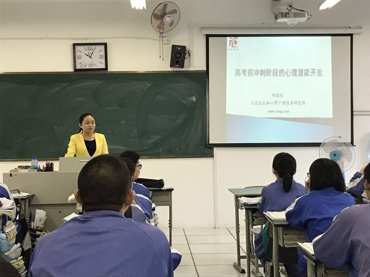 溫江中學(xué)高中一年的學(xué)費(fèi)是多少？