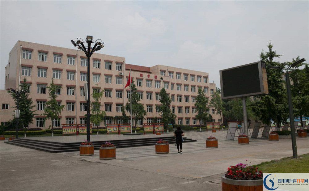 考成都西藏中學(xué)的分?jǐn)?shù)線是多少？