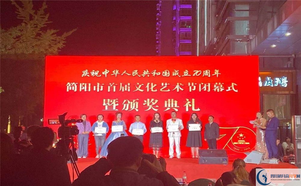 石橋中學(xué)高一多久放一次假？					