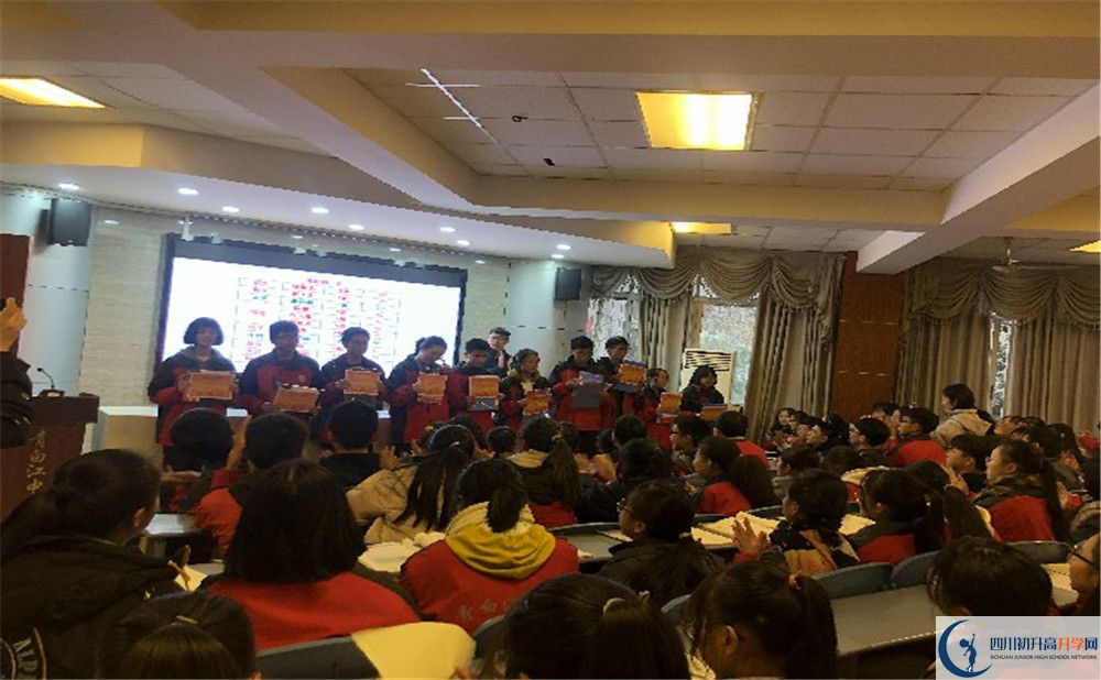 青白江中學(xué)2020年外地生學(xué)費(fèi)是多少？