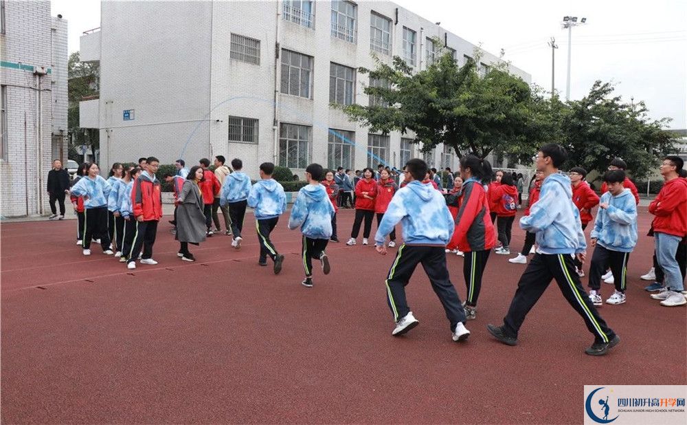 青白江中學補課嗎？
