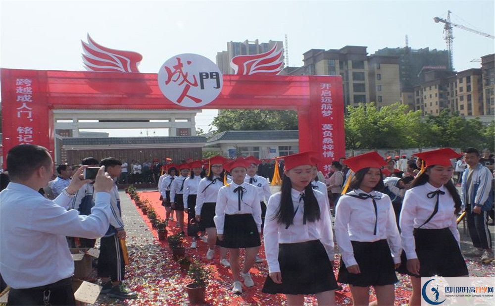 淮口中學(xué)在校學(xué)生總?cè)藬?shù)是多少？