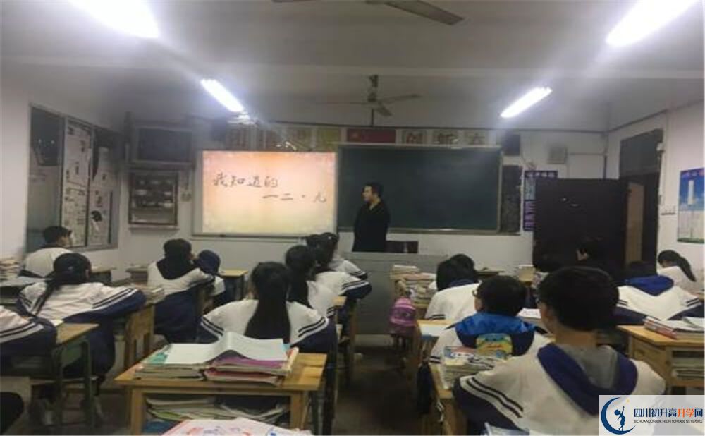大竹縣石河中學(xué)今年的學(xué)費(fèi)怎么收取，是否變化？